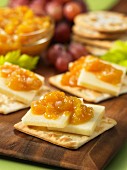 Cracker mit Käse und Pfirsichchutney