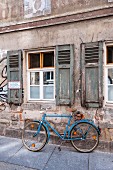 Fahrrad an Fassade des Kunsthauses Raskolnikow, Dresden, Deutschland