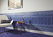 Selbstgestaltete Wand mit Lincrusta (Strukturtapete aus linoleumähnlichem Material) halbhoch, als Abschluss weiße Stuckleiste