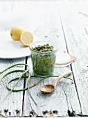 Salsa Verde in einem Glas auf Holztisch