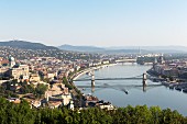 Blick vom Gellertberg auf die Donau mit der Kettenbrücke, Budapest, Ungarn