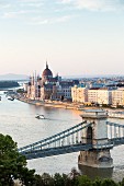 Blick vom Burgberg auf die Donau mit der Kettenbrücke und auf das Parlament, Budapest, Ungarn