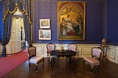 Raum in Veilchenblau, Lieblingsfarbe der Kaiserin Sisi, im Schloss Gödöllö, Ungarn