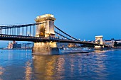 Blick in Abenddämerung vom Pester Ufer auf die 380 Meter lange Kettenbrücke, Budapest, Ungarn