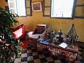 Verzierter Tisch mit Metallgeschirr in Wohnraum, Larache, Marokko
