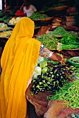 Frau kauft Gemüse auf einem Markt in Jodhpur, Rajasthan, Indien
