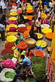Blumenketten-Verkäufer auf dem City Markt in Bengaluru (Bangalore), Karnataka, Indien, Asien