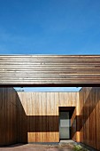 Point 7, Winchester, United Kingdom. Architect: Dan Brill Architects, 2014. Contemporary house with wood-clad facade and garage