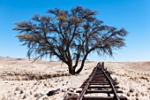 Alte Eisenbahnschienen bei Garub, Namibia - früher eine wichtige Wasserstation an der Bahnstrecke Lüderitz-Seeheim
