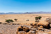 Jeeps in NamibRand Privatreservat am Fuß der Nubib-Berge, Namibia, Afrika