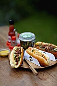 Drei verschiedene Hotdogs auf Picknicktisch