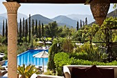 Kasbah Tamadot, Hotelanlage mit Pool bei Asni , Blick auf das Atlas Gebirge, Marrakesch, Marokko
