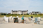 Freie Strandkörbe in der Früh vor dem Seehotel 'Ahlbecker Hof' auf Usedom
