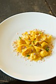 Tortellini mit Parmesan, Lavendel, Muskatnuss und Mandeln im Restaurant Marconi in Bologna
