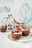 Schokoladenmousse mit roten Johannisbeeren