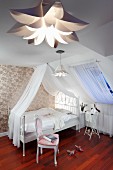 Romantisch elegantes Dachgeschossschlafzimmer mit weißem Himmelbett und glänzender Ornamenttapete, nostalgisches Flair
