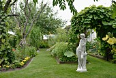 Vintage Steinfigur in antik griechischem Stil im Garten
