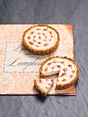 Kleine Käsekuchen mit Marmeladen-Dekoration