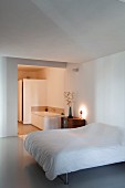 Schlafbereich mit Doppelbett und edlem Sideboard, Blick in Bad Ensuite