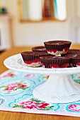 Geschichtete Detox Cupcakes mit Cashewkernboden, Erdbeer-Aprikosen-Füllung und Agavensirup-Kakaopulver-Deckel