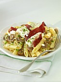 Penne mit Ricotta, Champignons und Schinkenspeck