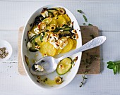 Zucchini-Kartoffel-Gratin mit Schafskäse und grünen Oliven