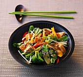 Gemüse-Tofu-Curry mit Sojasprossen und Sesam aus dem Wok