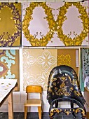 Kinderstuhl und Sessel mit goldfarbener Bemalung vor Tapetenmuster Entwürfe im Atelier