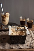 Kaffee-Schokoladen-Eis im Eisbehälter