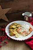 Lachs mit Kartoffeln und Schnittlauchsauce zu Weihnachten