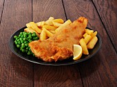 Fish and chips with peas and lemon