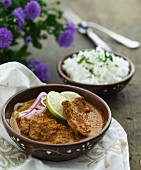 Schweinefleisch in roter Currysauce mit Reis