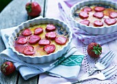 Crème brûlée with strawberries