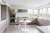 Klassiker Essplatz mit Tulip Table und gepolsterte Thonetstühle in moderner Einbauküche mit umlaufender Küchenzeile