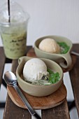 Kokoseis mit Pandancreme (Thailand)