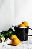Orangen und frische Petersilie