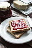 Toast mit Butter und Erdbeermarmelade