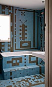 Mit phantasievollen Mustern aus blauen und braunen Mosaiksteinen ausgekleidetes Bad