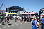 Viele Menschen bei einem Food Truck Festival in Kalifornien, USA