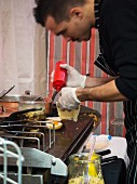 Koch in einem Food Truck (Barcelona, Spanien)
