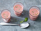 Erdbeersmoothie mit Joghurt & Basilikum zur basischen Ernährung
