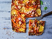 Paprika-Schinken-Pizza mit Boden aus Leinsamen und Parmesan