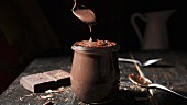 Schokoladenpudding mit Löffel