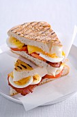 Pita-Brot-Sandwiches mit Ei und Speck