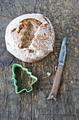 Ausgestochener Tannenbaum aus frisch gebackenem Brot mit Griebenschmalz