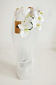 weiße Orchidee in Luftpolsterfolie verpackt