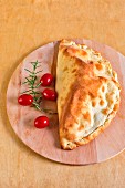 Calzone caprese (Pizzatasche mit Tomate und Mozzarella, Italien)