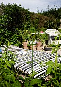 Idyllisches Gartenplätzchen mit Matratzenlager in schwarz-weisser Streifenoptik