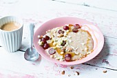 Amaranth porridge with tonka beans, apple and grapes