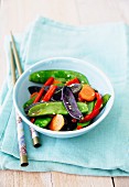 Pfannengebratene violette & grüne Zuckerschoten mit Karotten und Chili